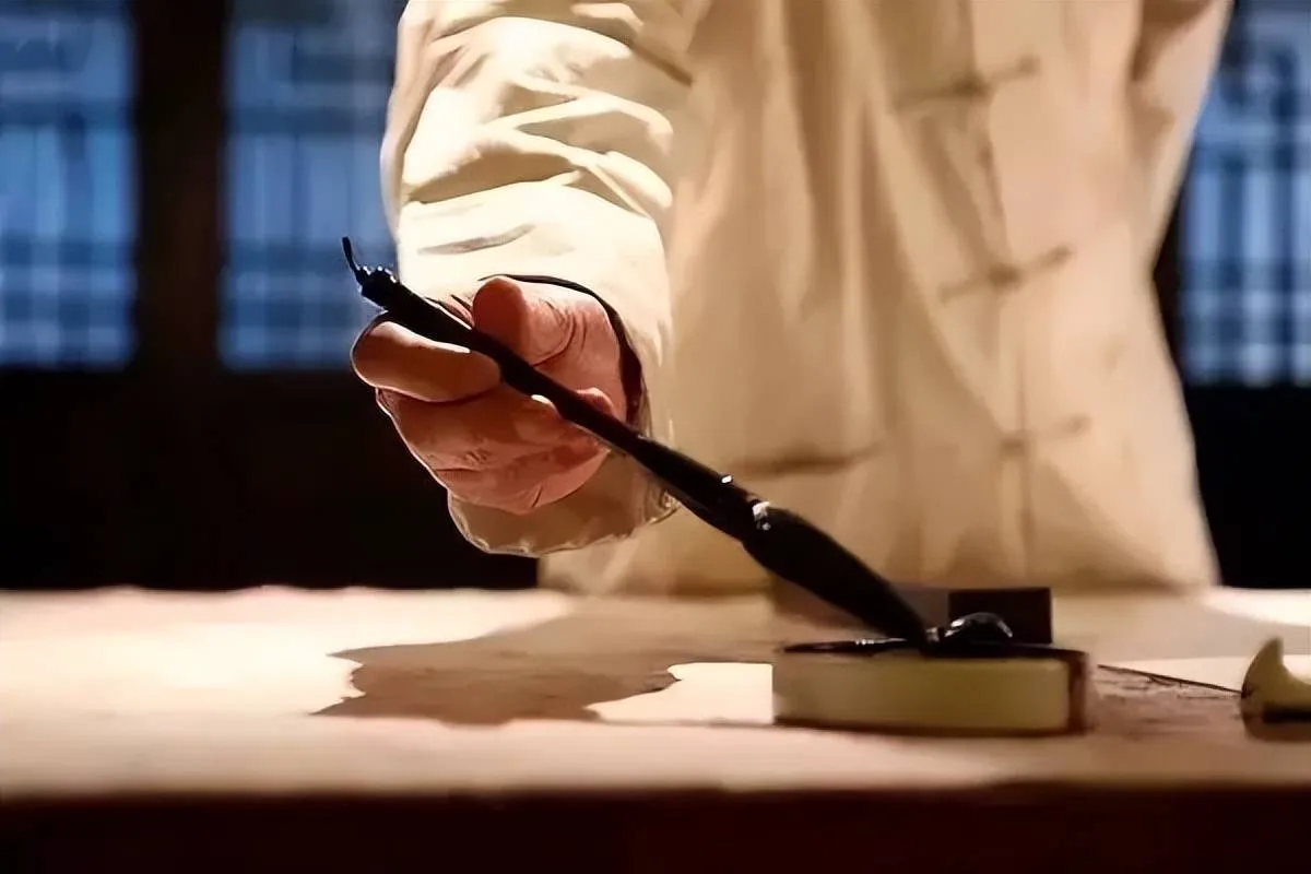 筆で漢字を書く書道アーティスト