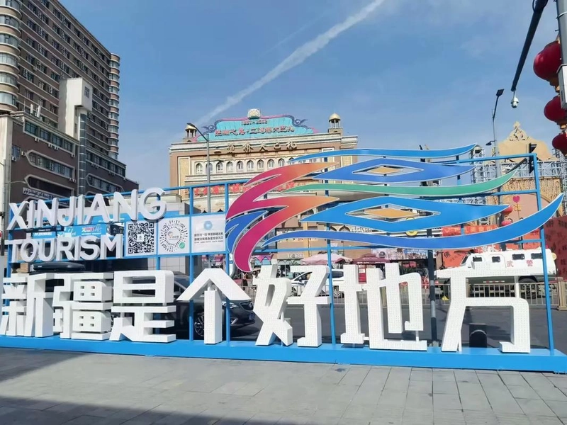 シンジャンの景観のパノラマビュー（山、砂漠、オアシス、湖）