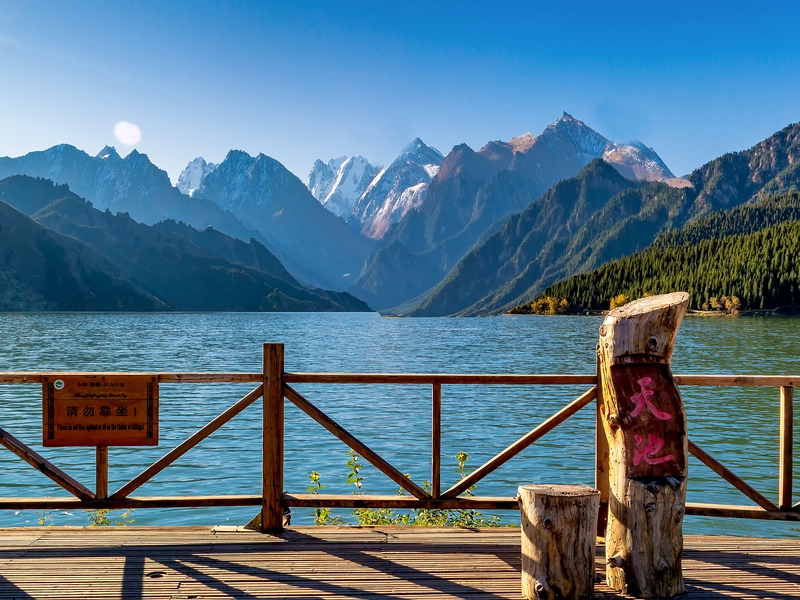 シンジャンの風景：山、砂漠、オアシス