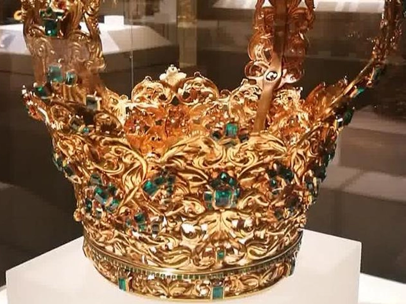 The solid gold urn from the palace museum, used exclusively by qing emperors, linking to political ideal of an eternally stable state.
