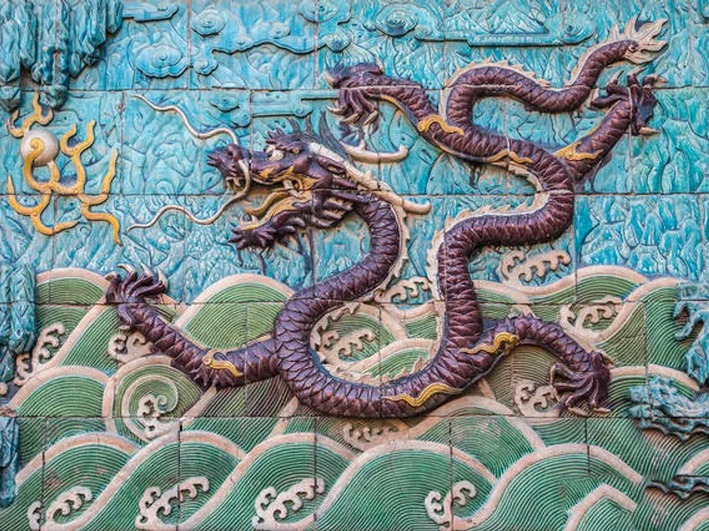 よく言われるように、西洋人は「龍と戦い」、中国人は「龍を崇拝する」。中国の龍と西洋の龍の対比は、自然に対する二つの異なる見方を明らかにします。