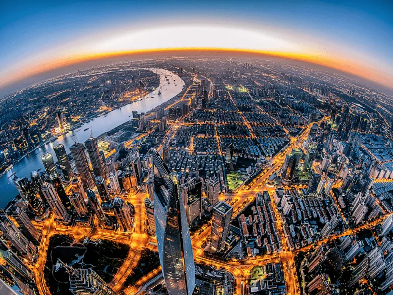 Un collage panoramique des plus grandes zones métropolitaines de Chine, présentant les horizons de Shanghai, Pékin, Guangzhou, Shenzhen et d'autres grandes agglomérations urbaines qui définissent le paysage métropolitain moderne de la Chine.