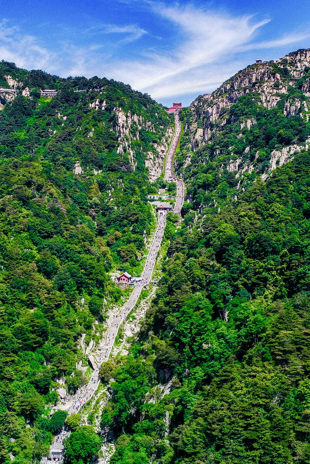 An educational visual showing the Eighteen Bends (十八盘 shíbā pán) steep stair steps with over 7,000 stairs (七千多个台阶 qīqiān duō gè táijiē), illustrating the physical challenge (考验体力 kǎoyàn tǐlì) of climbing Mount Tai.